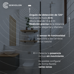 Caso de uso del detector de presencia Senvolon en un baño: sensor montado en la parte superior de la pared con un ángulo de detección de 120 grados, hasta 6 metros de alcance, altura ideal de 1,5 a 2 metros, medición de distancia precisa, pequeño, elegante y discreto. La flecha señala la ventana: el sensor de luminosidad reacciona a los cambios de luz diurna. La flecha señala el inodoro: se detecta presencia sin movimiento, configuración flexible de varias zonas espaciales